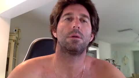 Snapshot of traviskenn chatting on 11.05.25 TravisKenn online show from 11.05.25