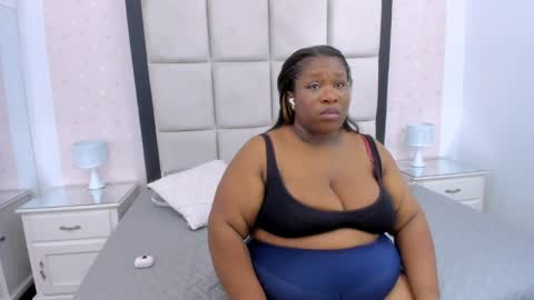 Snapshot of treisyvixen chatting on 05.27.26 Treisy Vixen big ass online show from 05.27.26