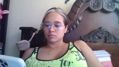 Snapshot of triana_bell chatting on 02.01.25 triana_bell online show from 02.01.25