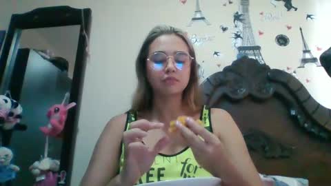 Snapshot of triana_bell chatting on 02.28.25 triana_bell online show from 02.28.25