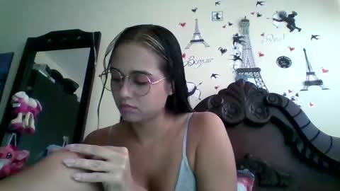 Snapshot of triana_bell chatting on 10.02.25 triana_bell online show from 10.02.25