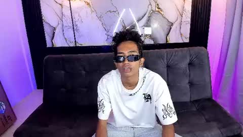 Snapshot of triiangel_latinboy chatting on 06.11.26 Johan online show from 06.11.26