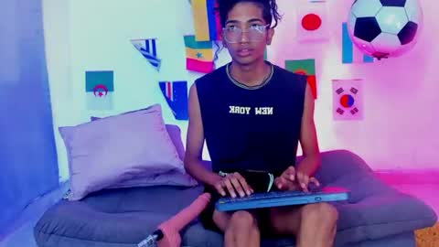 Snapshot of triiangel_latinboy chatting on 07.19.26 Johan online show from 07.19.26