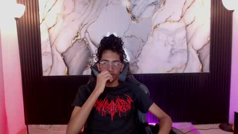 Snapshot of triiangel_latinboy chatting on 07.24.26 Johan online show from 07.24.26