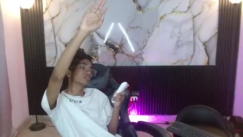 Snapshot of triiangel_latinboy chatting on 07.29.26 Johan online show from 07.29.26