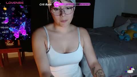 Snapshot of trixie_tangg chatting on 11.26.25 Kitty online show from 11.26.25