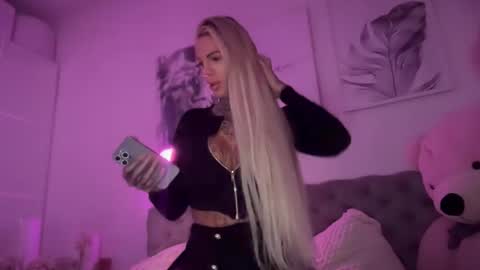 Snapshot of tsmiadeluxxe chatting on 12.16.25 tsmiadeluxxe online show from 12.16.25