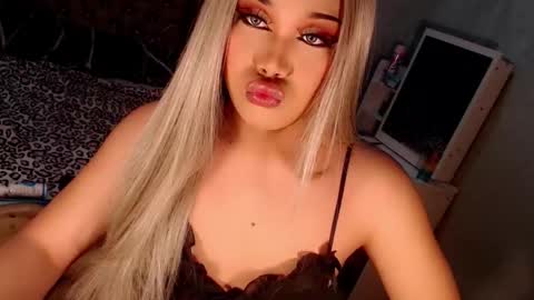 Snapshot of tsscarlett_xx chatting on 10.11.25 jayvie online show from 10.11.25