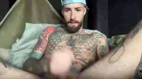 Snapshot of tuhands chatting on 11.22.25 Tuhands online show from 11.22.25