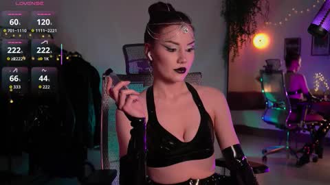 Snapshot of tv_miss chatting on 12.21.25 Miss Veth online show from 12.21.25