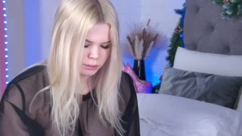 Snapshot of tweety_pie_ chatting on 01.07.25 Hallie online show from 01.07.25