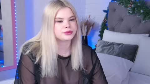 Snapshot of tweety_pie_ chatting on 01.08.25 Hallie online show from 01.08.25