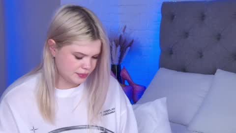 Snapshot of tweety_pie_ chatting on 01.24.25 Hallie online show from 01.24.25