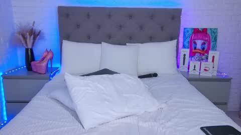 Snapshot of tweety_pie_ chatting on 02.18.25 Hallie online show from 02.18.25