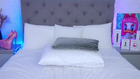 Snapshot of tweety_pie_ chatting on 02.18.25 Hallie online show from 02.18.25