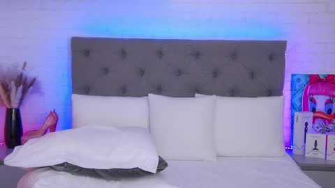 Snapshot of tweety_pie_ chatting on 03.01.25 Hallie online show from 03.01.25