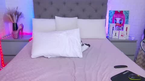 Snapshot of tweety_pie_ chatting on 03.04.25 Hallie online show from 03.04.25