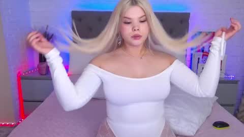 Snapshot of tweety_pie_ chatting on 03.06.25 Hallie online show from 03.06.25