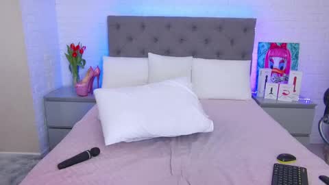 Snapshot of tweety_pie_ chatting on 03.07.25 Hallie online show from 03.07.25