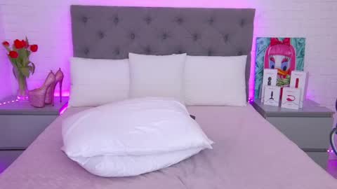 Snapshot of tweety_pie_ chatting on 03.08.25 Hallie online show from 03.08.25