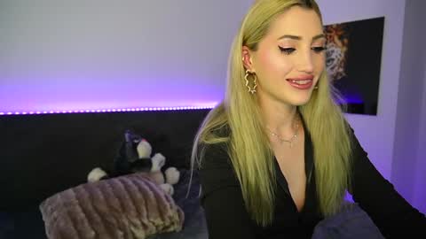 Snapshot of tweety_twist chatting on 12.24.24 MayCarrey online show from 12.24.24