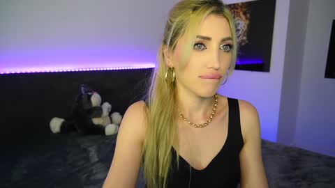 Snapshot of tweety_twist chatting on 01.02.25 MayCarrey online show from 01.02.25