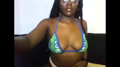 Snapshot of twerking_cheek_1 chatting on 01.06.25 Alma online show from 01.06.25