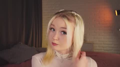 Snapshot of twinklefluff chatting on 10.16.25 twinklefluff online show from 10.16.25