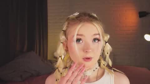 Snapshot of twinklefluff chatting on 10.18.25 twinklefluff online show from 10.18.25