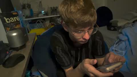 Snapshot of twinktools chatting on 10.02.25 shytwink online show from 10.02.25