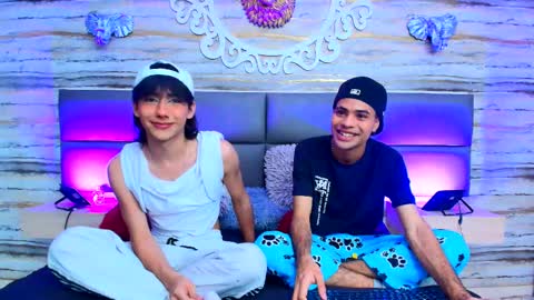 Snapshot of twinslovers_ chatting on 09.17.25 twinslovers_ online show from 09.17.25