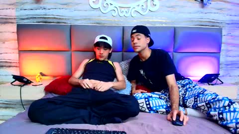 Snapshot of twinslovers_ chatting on 09.18.25 twinslovers_ online show from 09.18.25