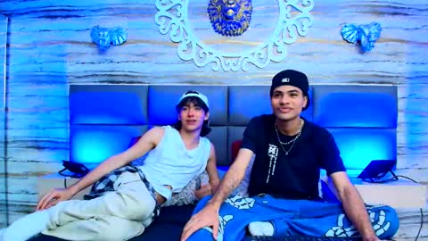 Snapshot of twinslovers_ chatting on 09.19.25 twinslovers_ online show from 09.19.25