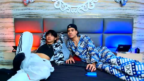 Snapshot of twinslovers_ chatting on 09.30.25 twinslovers_ online show from 09.30.25