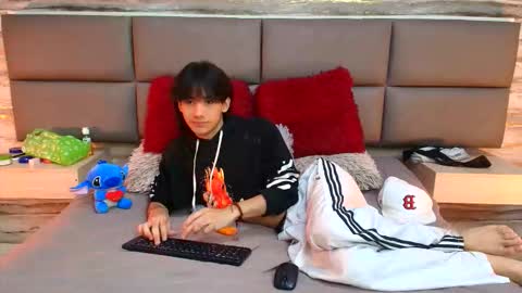 Snapshot of twinslovers_ chatting on 10.17.25 twinslovers_ online show from 10.17.25