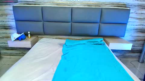 Snapshot of twinslovers_ chatting on 10.20.25 twinslovers_ online show from 10.20.25