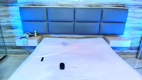 Snapshot of twinslovers_ chatting on 10.21.25 twinslovers_ online show from 10.21.25