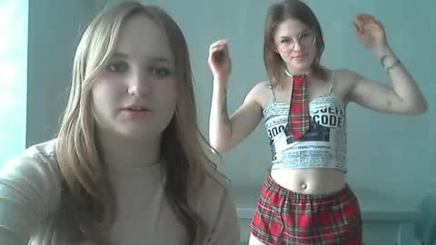 Snapshot of two_angels_ chatting on 04.07.26 Lina and Katia online show from 04.07.26