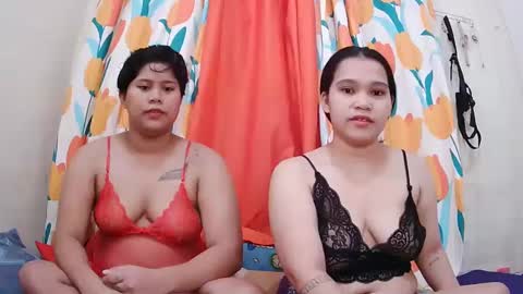 Snapshot of twowetcuties chatting on 03.04.25 Lyn and lea online show from 03.04.25