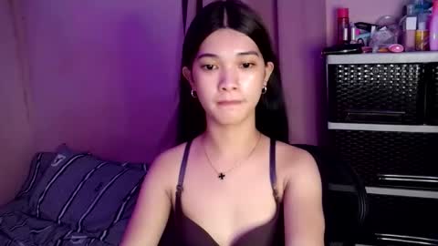 Snapshot of tyladine chatting on 10.09.25 tyladine online show from 10.09.25