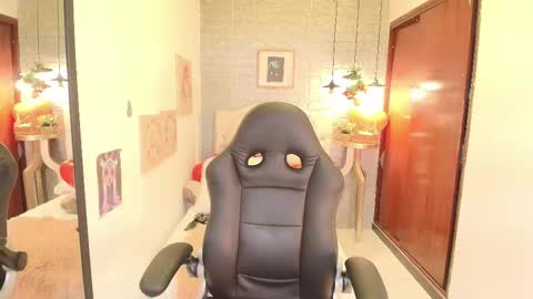 Snapshot of tylla_ chatting on 02.28.25 online show from 02.28.25