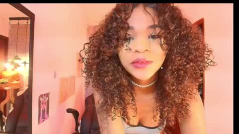 Snapshot of tylla_ chatting on 03.04.25 online show from 03.04.25