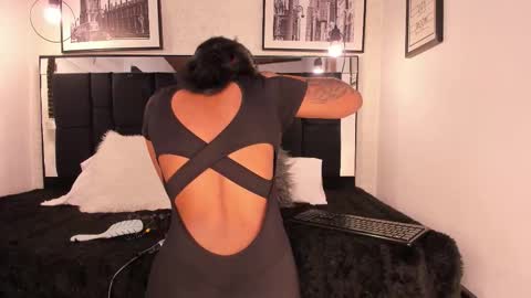 Snapshot of tylla_ chatting on 09.27.25 online show from 09.27.25