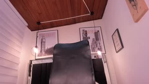 Snapshot of tylla_ chatting on 10.01.25 online show from 10.01.25