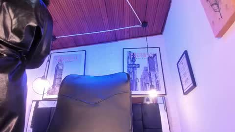 Snapshot of tylla_ chatting on 10.02.25 online show from 10.02.25