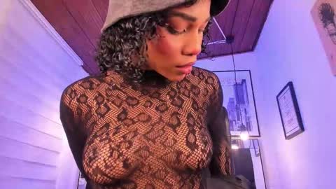 Snapshot of tylla_ chatting on 10.06.25 online show from 10.06.25