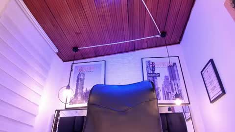 Snapshot of tylla_ chatting on 10.10.25 online show from 10.10.25