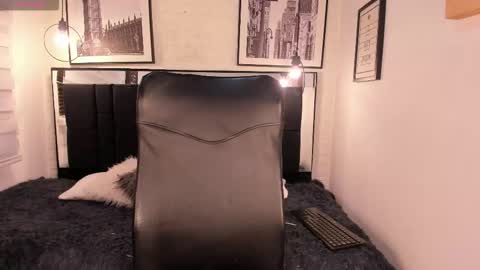 Snapshot of tylla_ chatting on 10.25.25 online show from 10.25.25