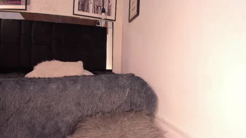 Snapshot of tylla_ chatting on 11.08.25 online show from 11.08.25