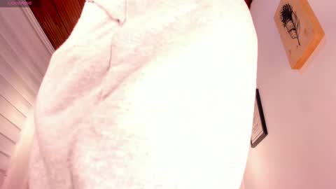 Snapshot of tylla_ chatting on 11.26.25 online show from 11.26.25